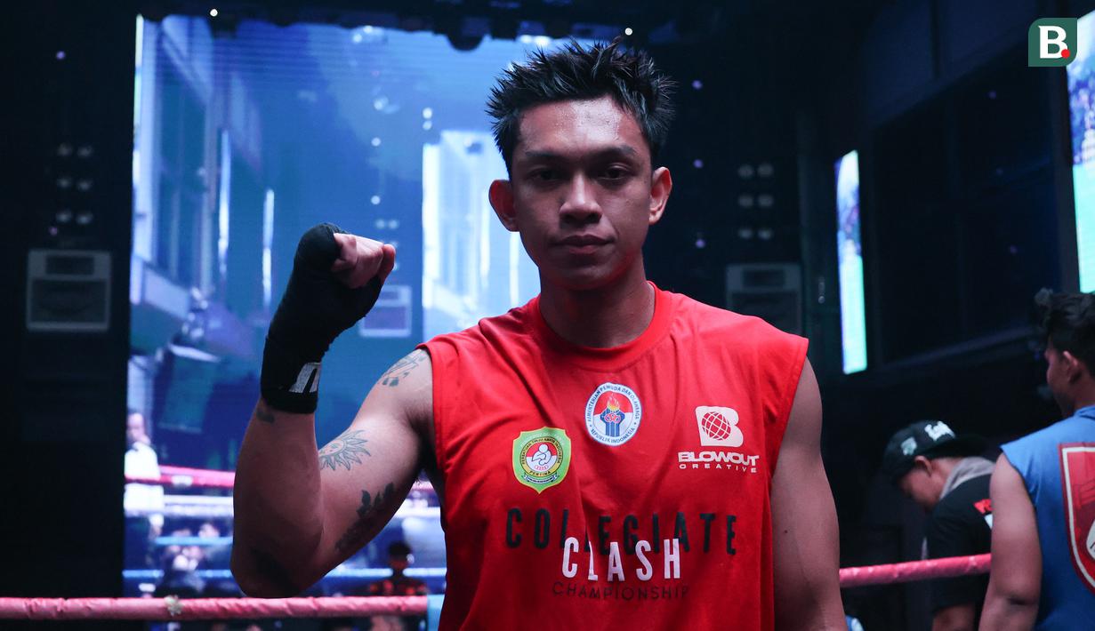Selebrasi Gaga Muhammad usai menang melawan Raja 'Big Heca' pada ajang bertajuk University Boxing League (UBL) yang berlangsung di Embassy Lounge Jakarta, Senayan, Jumat (20/9/2024) malam WIB. (Bola.com/Abdul Aziz)
