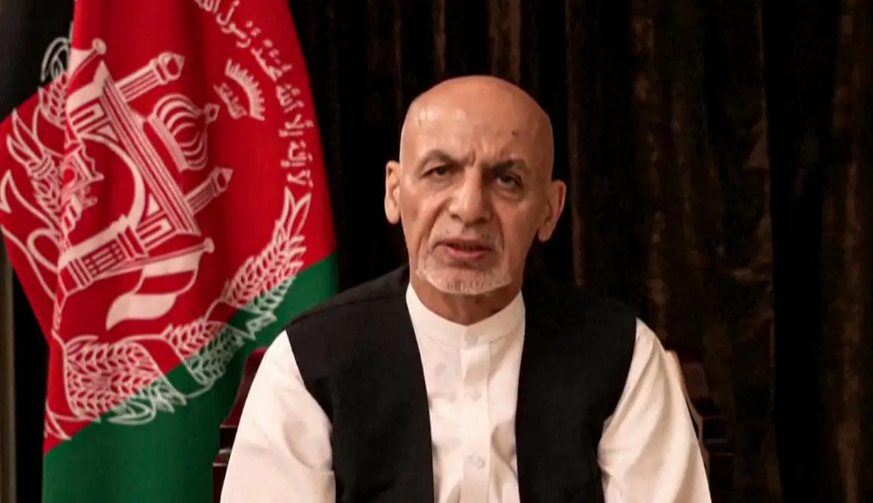 Gambar dari rekaman pesan video yang disiarkan di halaman Facebook Presiden Afghanistan terguling Ashraf Ghani menunjukkan dia berbicara pada 18 Agustus 2021. Ashraf Ghani menegaskan kembali, dirinya keluar dari Afghanistan untuk menghindari pertumpahan darah lebih besar. (FACEBOOK/AFP)