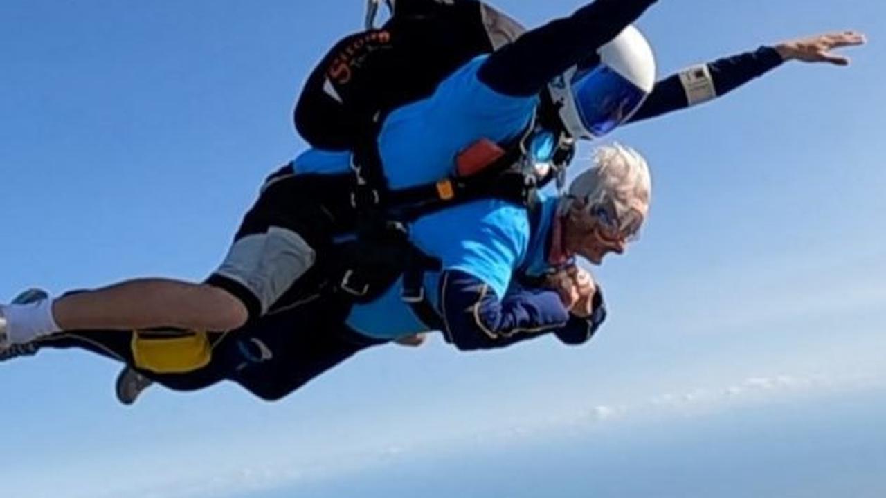 Dilansir dari BBC, Nenek Baillie, saat mengatakan kepada BBC Radio 4 mengaku "terengah-engah" setelah melompat.  Foto: UK Parachuting and Goldster / Handout via REUTERS