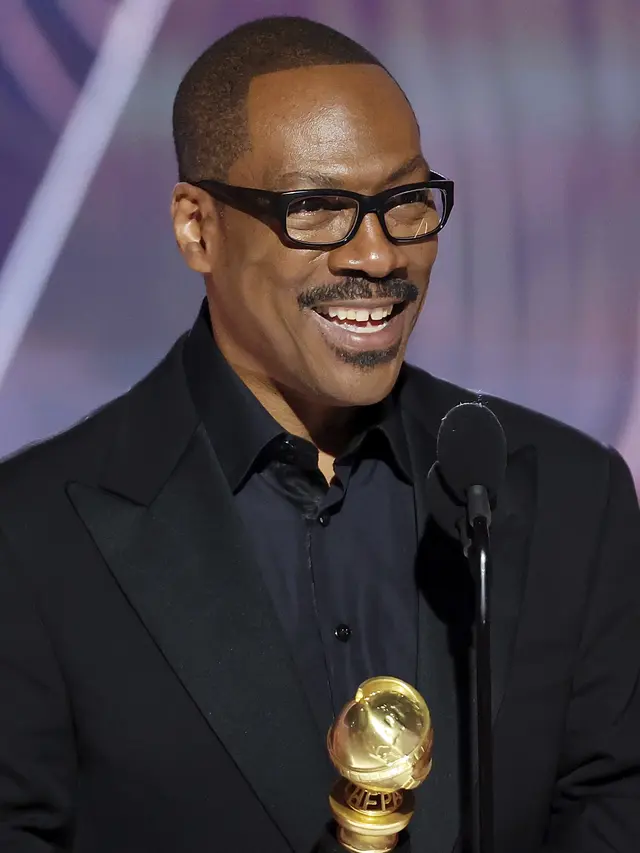 Ekspresi Komedian Eddie Murphy Raih Penghargaan Cecil B DeMille di Golden Globe Awards