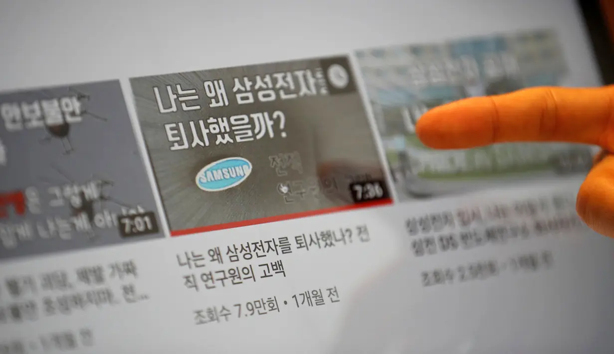 Pria Korsel, Yoon Chang-hyun menunjukkan video untuk channel YouTube-nya yang berjudul "Why I quit Samsung Electronics" di Seongnam, 12 Februari 2019. Pada 2015, Yoon memutuskan berhenti dari pekerjaannya bergaji Rp 820 per tahun dan memulai channel YouTube-nya sebagai vlogger. (REUTERS/Kim Hong-Ji)