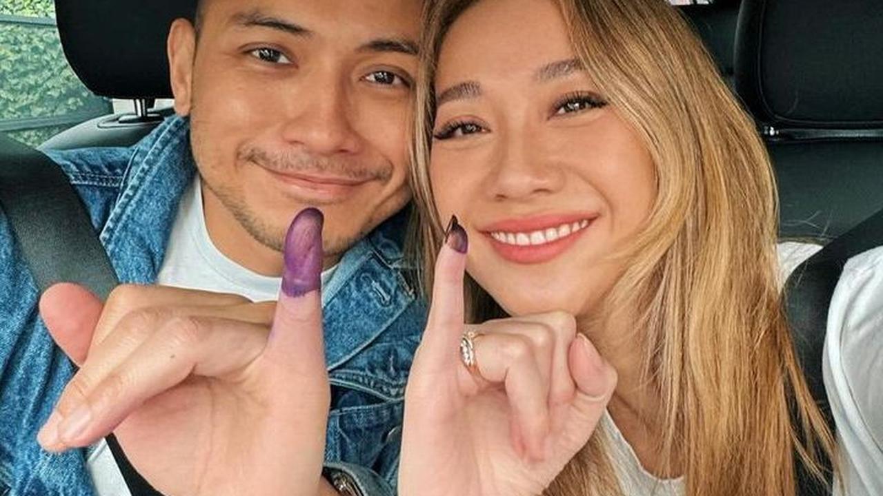 Pengantin baru Bunga Citra Lestari dan&nbsp;Tiko Pradipta membagikan pose jari bertinta.