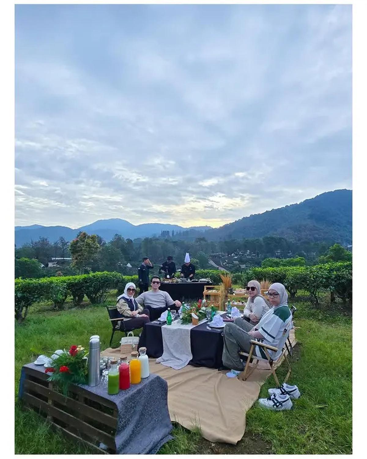 6 Potret Piknik Mewah Syahrini dan Reino Barack, Nikmati Sarapan di Kebun Teh