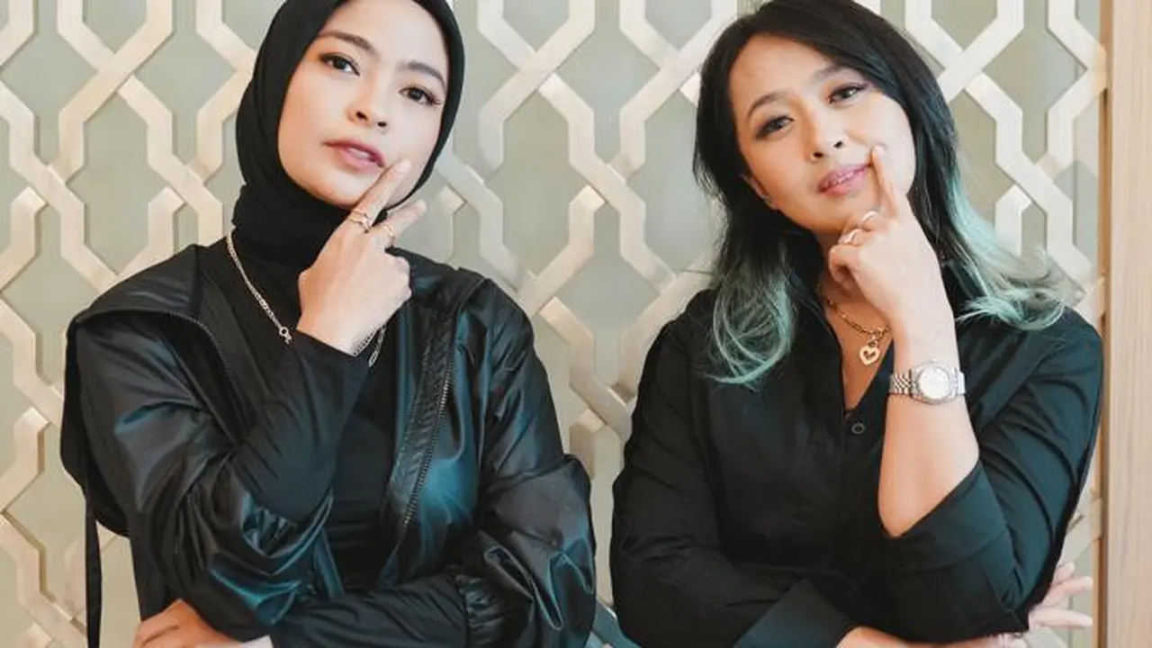 Tantri dan Chua Kotak identik dengan busana hitam sebagai musisi rock.
