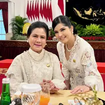 Lihat di sini gaya anggota OASE KIM halal bihalal dan rapat tahunan bersama Iriana Jokowi dan Wury Ma'ruf Amin. [@loemongga/@annisayudhoyono]