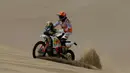 Laia Sanz dari Spanyol mengendarai sepeda motor KTM-nya selama tahap pertama Reli Dakar 2018 antara Lima dan Pisco, Peru, (6/1). Laia Sanz merupakan satu dari 14 wanita yang tampil di Reli Dakar 2018. (AP Photo / Ricardo Mazalan)