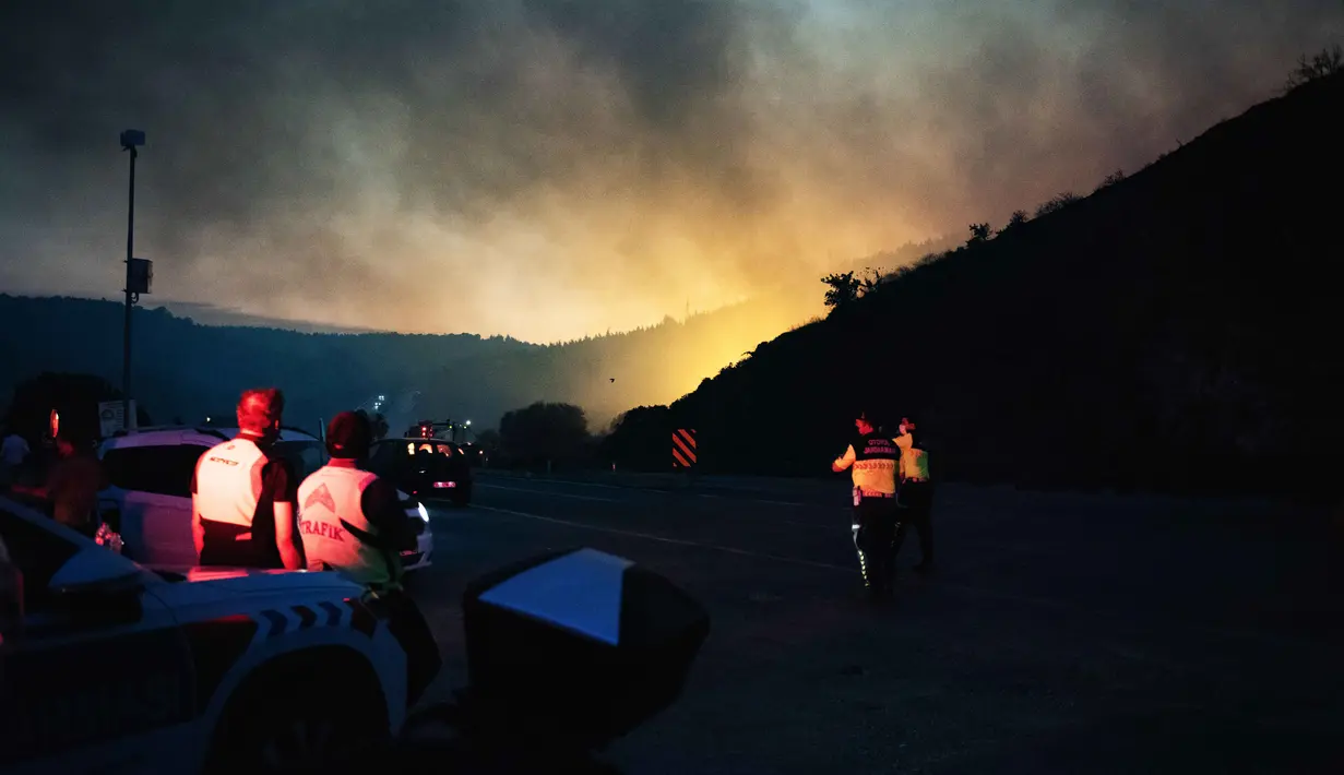 Hembusan angin kencang yang mencapai 40-50 kilometer per jam memicu kebakaran hutan di area Kuyucak dan Doganbey di Provinsi Izmir, Turki, semakin berkobar dalam semalam. (Ahmet Ayberk Cimen/AFP)