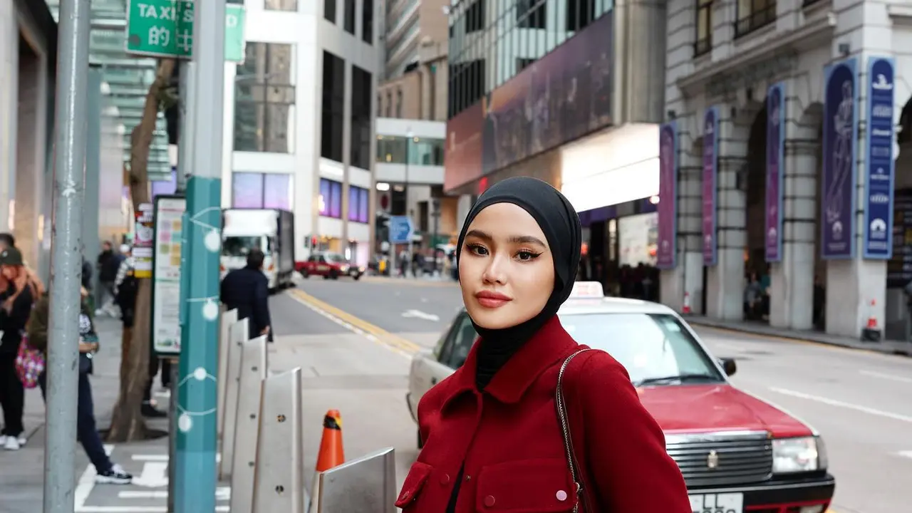 6. Street Style yang Bold dengan Warna Merah