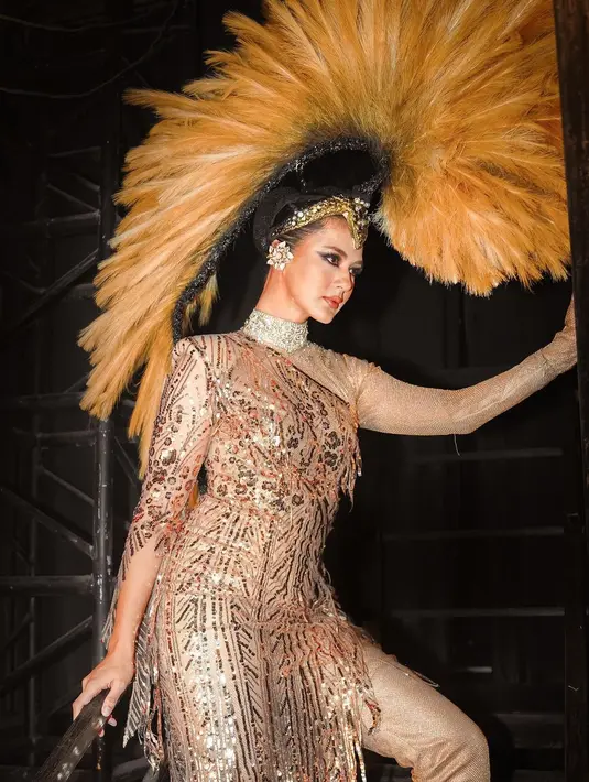 Paula Verhoeven tampak mengenakan sequined long dress berwarna emas dari MAISON BAAZ COUTURE.  [@martinusmunindra/@paula_verhoeven].