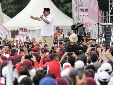Ketua Umum Partai Gerindra Prabowo Subianto memberikan sambutan dalam kampanye akbar Cagub Anies-Sandi di Lapangan Banteng, Jakarta, Minggu (5/2). Prabowo hadiri kampanye akbar pasangan Cagub DKI Jakarta, Anies-Sandi. (Liputan6.com/Yoppy Renato)