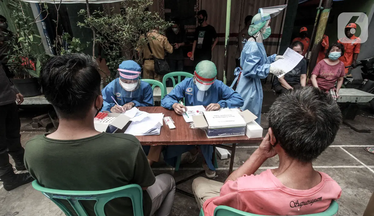 Warga menjalani tes swab di RW 002, Kelurahan Krukut, Taman Sari, Jakarta Barat, Senin (10/1/2022). Selain mikro lockdown, petugas melakukan tes massal kepada warga setempat guna mencegah penularan COVID-19 lebih luas. (merdeka.com/Iqbal S. Nugroho)