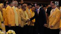 Presiden Joko Widodo (Jokowi) didampingi Ketua Umum Golkar, Airlangga Hartarto menyapa Ketua Dewan Pembina Partai Golkar, Abu Rizal Bakrie saat menghadiri HUT ke-54 Partai Golongan Karya (Golkar) di Jakarta, Minggu (21/10). (Liputan6.com/Angga Yuniar)