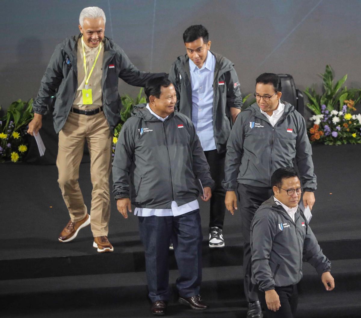 Disela adu gagasan Penguatan Anti Korupsi untuk Penyelenggara Negara Berintegritas (Paku Integritas) yang digelar di Gedung Merah Putih KPK, Jakarta, Rabu (17/1/2024) ada momen menarik ketika ketiga pasangan capres-cawapres berbincang bersama dengan akkra