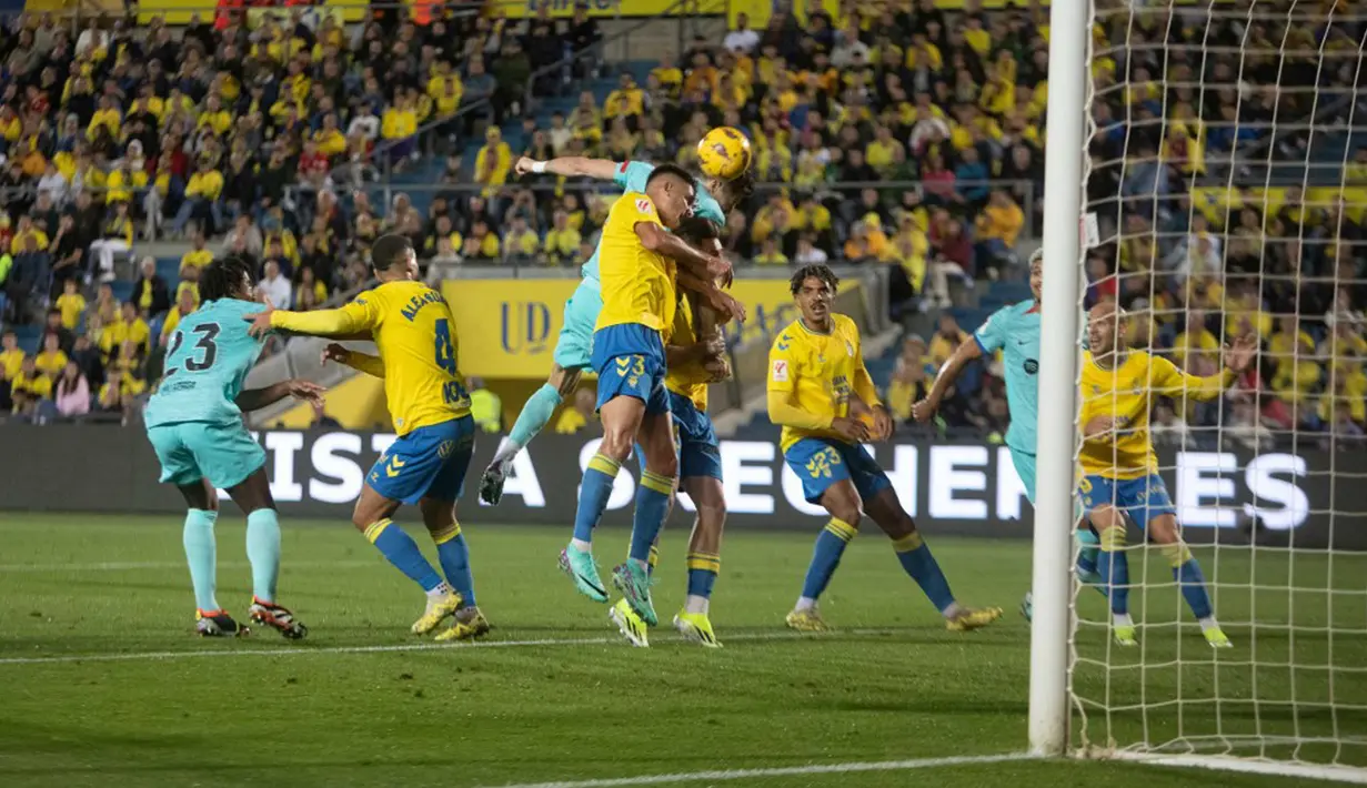 Hasil ini membuat Barcelona tetap di peringkat ketiga klasemen Liga Spanyol dengan 41 poin dari 19 laga, tujuh angka tertinggal dari Real Madrid dan Girona. Sedangkan Las Palmas di posisi 10 dengan 25 poin. (DESIREE MARTIN/AFP)