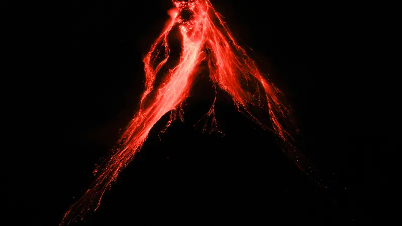 Gunung berapi paling aktif di Filipina memuntahkan lava