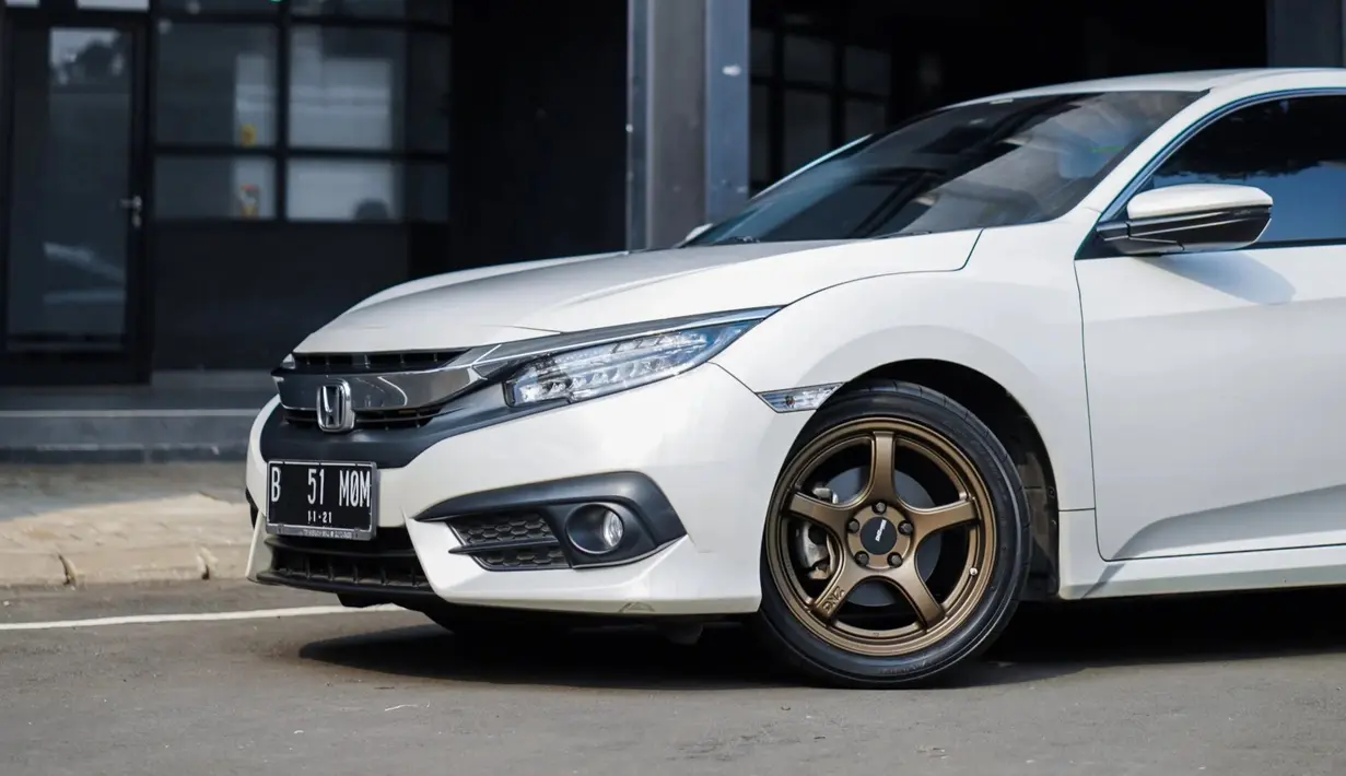 DnZ Wheels merupakan brand velg kepunyaan YouTuber kondang Garasi Drift. Inisial nama Dipo dan Ziko menjadi merek velg bertema racing look ini. Saat ini DnZ Wheels sudah memiliki empat model, yaitu Roku, Type-1, Tormenta, dan Groza. Masing-masing velgnya memiliki spesifikasi yang berbeda-beda. (Source: dnzwheels.co)