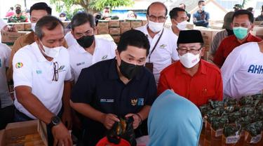Menteri BUMN Erick Thohir meninjau langsung operasi pasar minyak goreng sebanyak 10.008 liter di Cianjur, Jawa Barat.