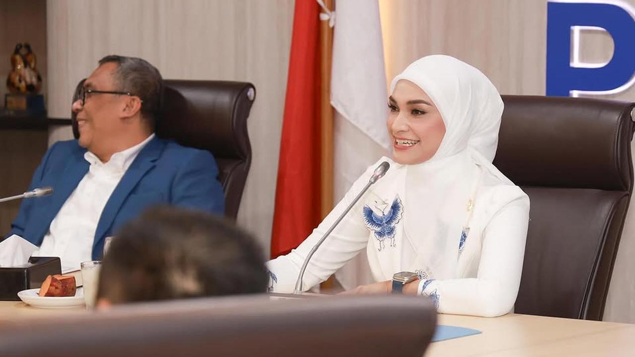 5 Potret Putri Zulhas Pimpin Rapat Pleno Fraksi PAN DPR RI, Karismatik dan Profesional di Tengah Agenda Padat