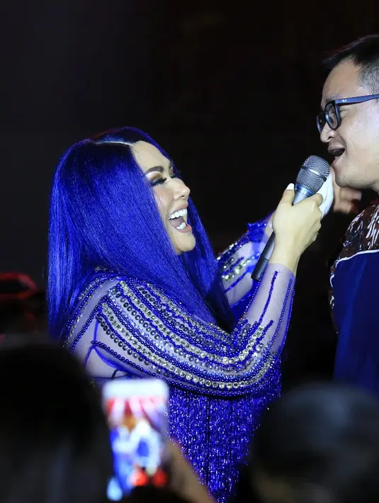 "Jadi sebelum mereka, saya duluan bikin album. Tahun berikutnya, 1984, lahir album saya yang kedua. Kemudian album ketiga saya juga. Tapi tiga album tadi enggak sukses haha, Kasian yak?" Ungkap yang diikuti gelak tawa penonton.  (Adrian Putra/Bintang.com)