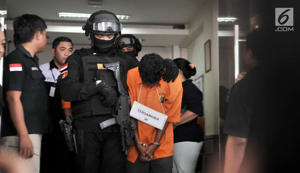 Tersangka dikawal petugas kepolisian saat tiba untuk melakukan rekonstruksi pengeroyokan anggota TNI di Polda Metro Jaya, Jakarta, Senin (17/12). (Merdeka.com/ Iqbal S. Nugroho)