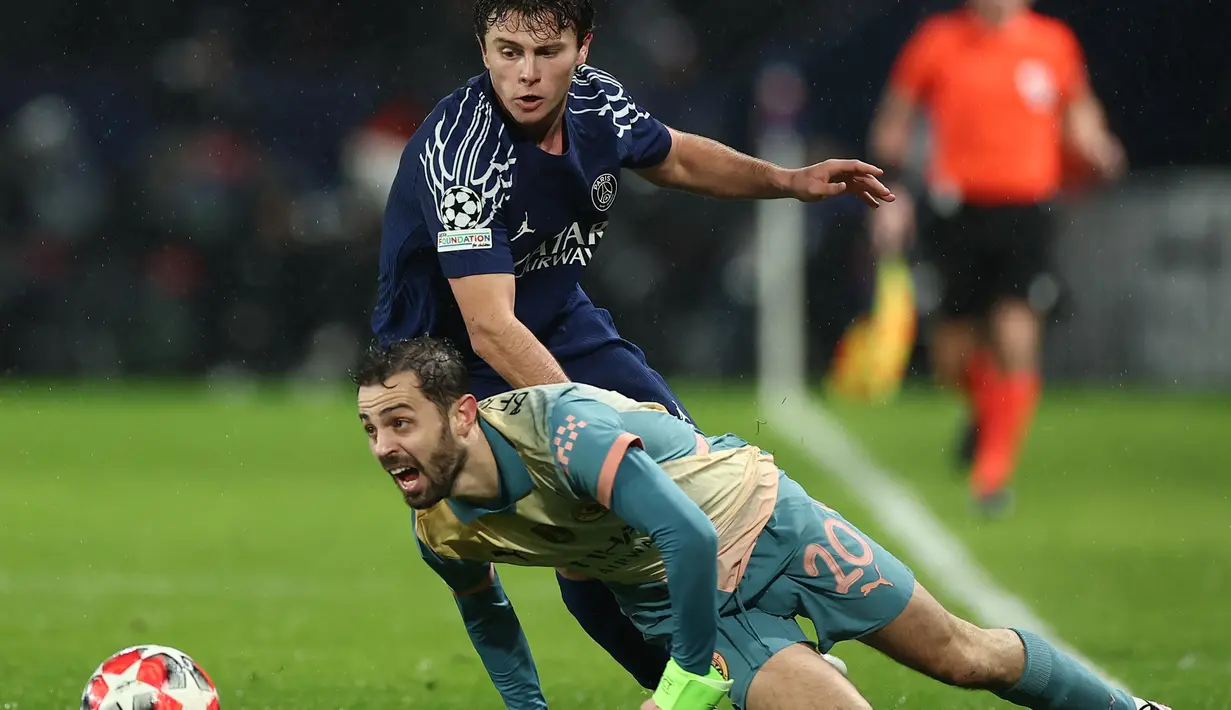 Aksi Joao Neves pada menit ke-78 berbuah gol keunggulan Paris Saint-Germain atas Manchester City. (Franck FIFE/AFP)
