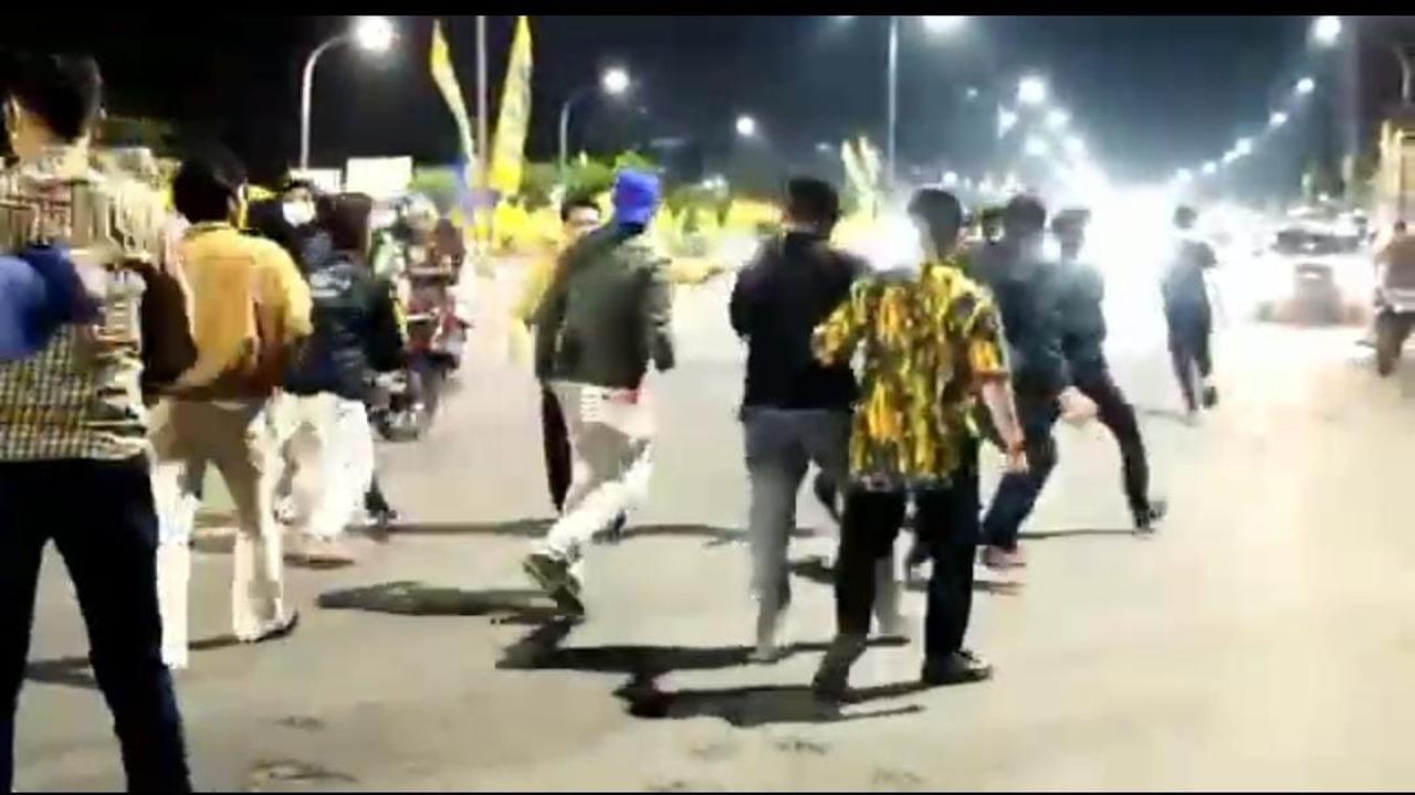 Tangkapan layar video penganiayaan massa aksi di Makassar (Liputan6.com/Fauzan)