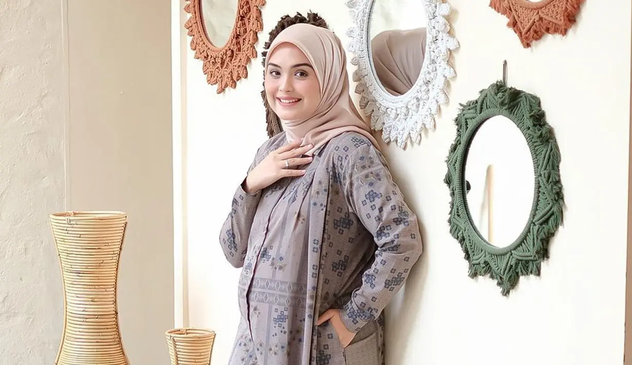 Ini adalah potret unggahan terbaru Vebby Palwinta saat pamer baby bump. Pakai gamis motif, penampilan sahabat Dinda Hauw ini makin memesona. Meski perutnya makin buncit, namun Vebby Palwinta tidak terlihat mengalami kenaikan berat badan drastis. Akan segera jadi ibu dua anak, bintang film lawas Hijabers In Love ini masih awet muda dan terlihat seperti gadis. (Liputan6.com/IG/@vebbypalwinta)
