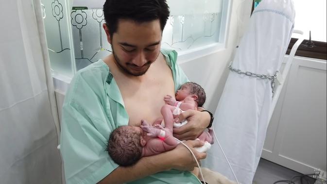 Momen Seleb Pria Peluk Anaknya yang Baru Lahir (Sumber: Instagram/jejegovinda