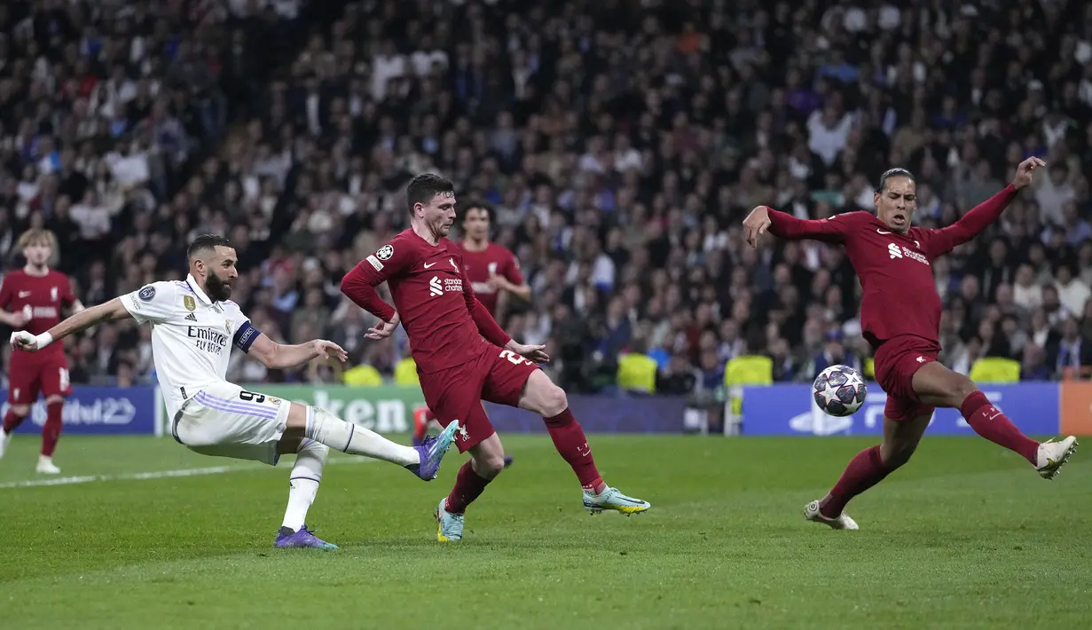 Pemain Real Madrid, Karim Benzema berusaha mencetak gol ke gawang Liverpool pada laga 16 besar Liga Champions 2022/2023 yang berlangsung di Santiago Bernabeu, Madrid, Spanyol, Kamis (16/03/2023) WIB. Laga dimenangkan oleh Real Madrid dengan skor 1-0. (AP Photo/Manu Fernandez)