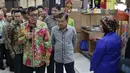 Wapres RI, Jusuf Kalla bersama Menteri Hukum dan HAM, Yasonna Laoly meninjau Pameran Produk Unggulan Narapidana di Jakarta, Selasa (26/3). Beragam Produk Unggulan 33 divisi pemasyarakatan Kanwil Kemenkumham se-Indonesia dipamerkan hingga 29 Maret, mendatang. (Liputan6.com/Helmi Fithriansyah)