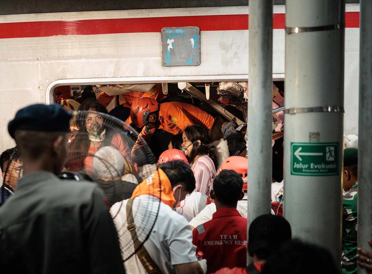 FOTO: Evakuasi Dramatis Korban Tabrakan Kereta di Bekasi Timur