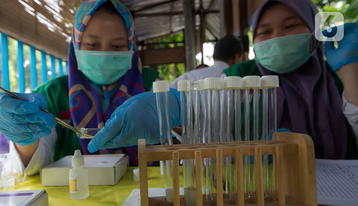 Petugas Laboratorium Kesehatan Daerah Provinsi DKI Jakarta menguji sampel jenis makanan pedagang kaki lima (PKL) binaan di Bundaran HI, Jakarta, Rabu (27/11/2019). Pengambilan sampel ini untuk memeriksa makanan yang mengandung bahan kimia seperti boraks dan formalin. (merdeka.com/Imam Buhori)