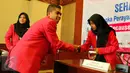 Seorang siswa yang berperan sebagai Dirjen berjabat tangan dengan Menaker usai memimpin raker di Kemenaker, Jakarta, Selasa (11/10). Hasil rapat akan diserahkan ke menteri yang sesungguhnya sebagai rekomendasi. (Liputan6.com/Fery Pradolo)