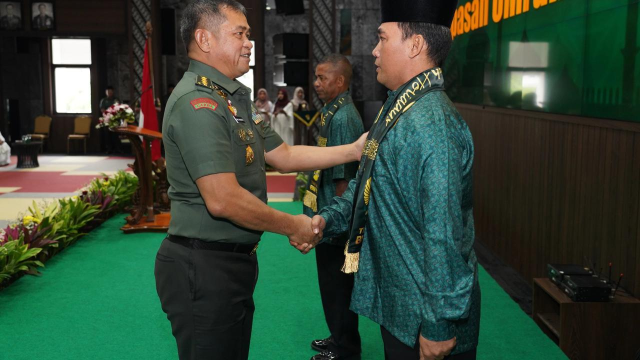 FOTO: Kasad Berangkatkan Prajurit dan PNS TNI AD Umroh sebagai Apresiasi Kinerja