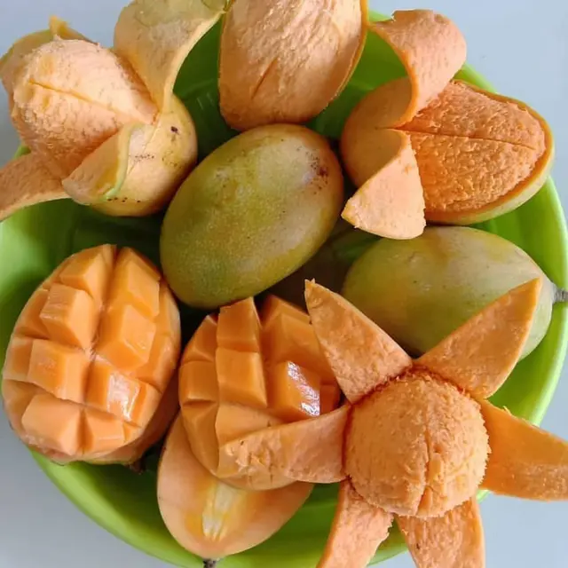6 Ide Kreatif saat Kupas Mangga Ini Kelewat Unik, Kocak