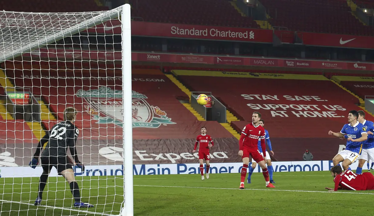 Pemain Brighton Steven Alzate (kanan) mencetak gol ke gawang Liverpool pada pertandingan Liga Inggris di Anfield Stadium, Liverpool, Inggris, Rabu (3/2/2021). Brighton menang 1-0. (Clive Brunskill/Pool via AP)