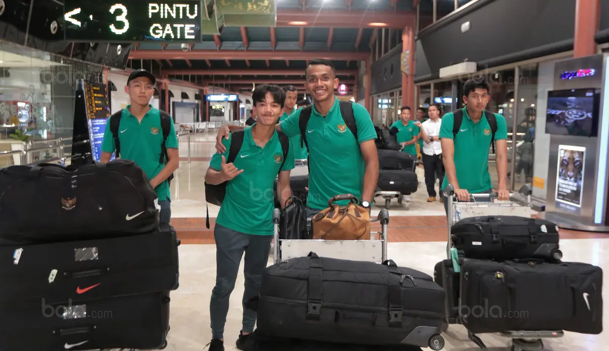 Para pemain Timnas U-19 menuju pintu check in di Bandara Soekarno-Hatta, Cengkareng, (28/10/2017). Timnas U-19 akan mengikuti kualifikasi Piala Asia di Korea Selatan. (Bola.com/Nicklas Hanoatubun)