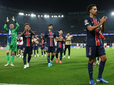 Pemain Paris Saint-Germain, Marquinhos (kanan) bersama rekan setimnya memberikan penghormatan kepada para suporter di akhir laga matchday 1 League Phase Liga Champions 2024/2025 melawan Girona FC di Stadion Parc des Princes, Paris, pada Rabu (18/9/2024) atau Kamis (19/9/2024) dini hari WIB. (FRANCK FIFE/AFP)