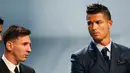Lionel Messi dan Cristiano Ronaldo saat menghadiri pengundian Liga Champions di Monako, Kamis (28/8/2015). Pemain Argentina, Lionel Messi terpilih sebagai pemain terbaik UEFA di Eropa untuk 2014-2015. (REUTERS/Eric Gaillard)