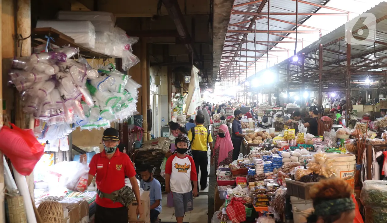 Suasana Pasar Kebayoran, Jakarta, Senin  (21/12/2020). Meski harga di petani cenderung turun akibat pandemi, tetapi hal ini diperkirakan bakal mengurangi pasokan dan memicu kenaikan. (Liputan6.com/Angga Yuniar)