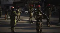 Militan Front Demokratik untuk Pembebasan Palestina (DFLP) berparade di jalanan Kota Gaza, Selasa (8/6/2021). Kendati Hamas dan Israel gencatan senjata, masalah lebih dalam yang mengganggu konflik Israel-Palestina tidak pernah dibahas. (AP Photo/Felipe Dana)