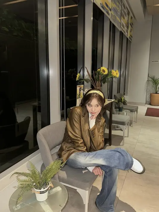 Gaya dengan blazer oversized, OOTD Zee bisa jadi inspirasi yang super aksi. [Foto: Instagram/ Zee Asadel]