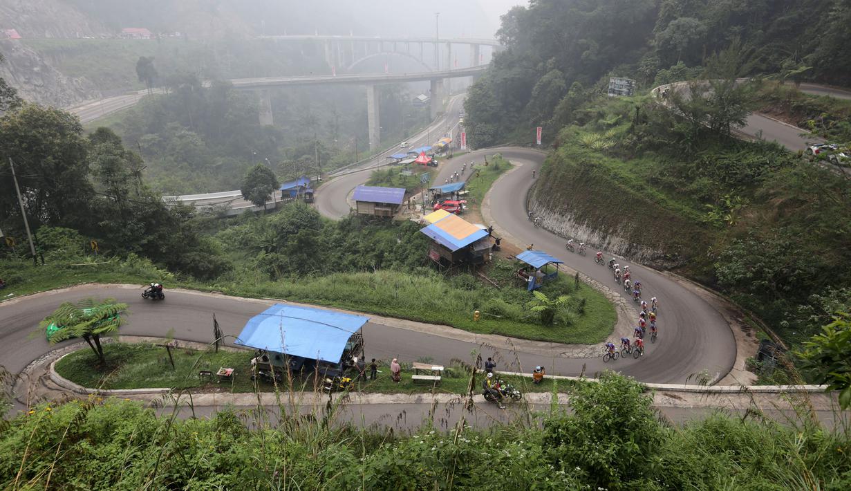 Para pebalap sedang melewati Kelok 9 dalam Etape 5 Tour de Singkarak 2015, Rabu (7/10/2015). (Bola.com/Arief Bagus)