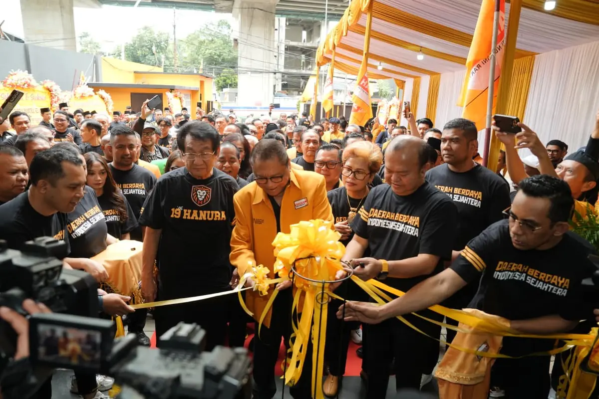 Ketua Umum Dewan Pimpinan Pusat (DPP) Partai Hanura Oesman Sapta (Oso) meresmikan kantor baru DPP Hanura.