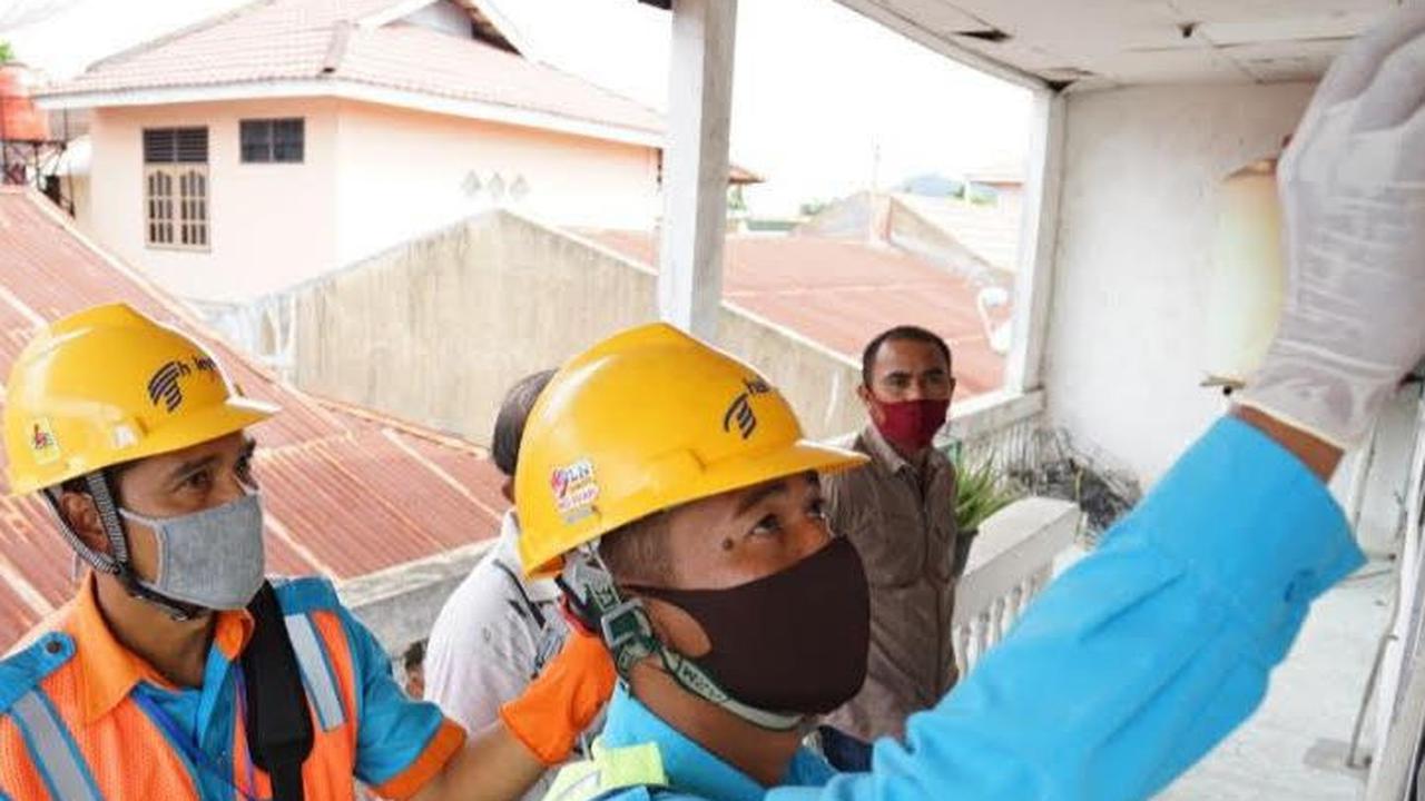 "Kementerian ESDM tetap mendorong PT PLN (Persero) agar selalu berupaya melakukan langkah-langkah efisiensi operasional dan memacu penjualan tenaga listrik secara lebih agresif," ucap Jisman.
