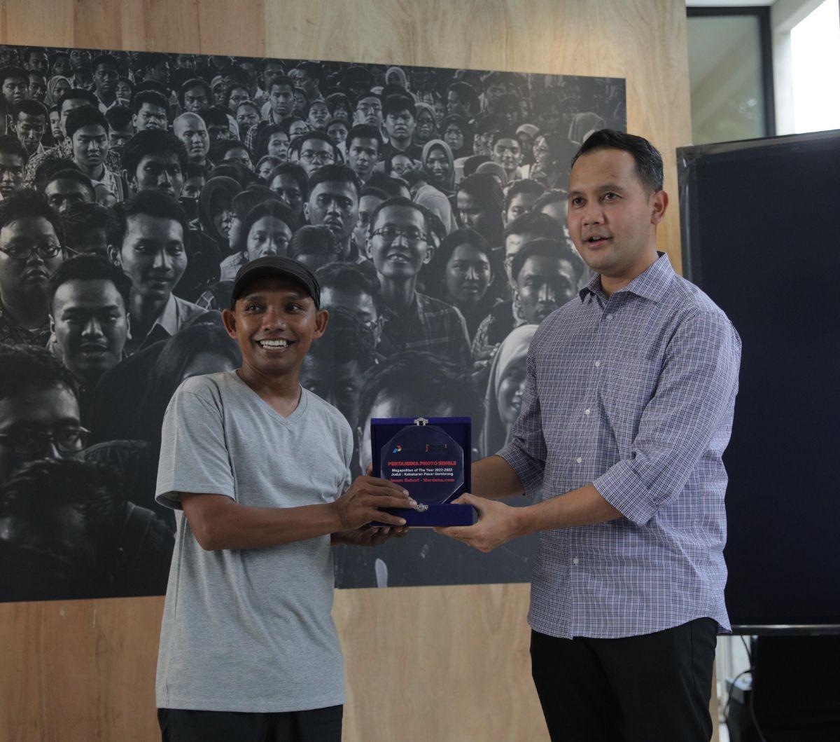 Fotografer Merdeka.com, Imam Buhori meraih penghargaan Megapolitan of The Year 2022-2023 kategori Pertamina Photo Single dalam pameran foto bertajuk Rekam Jakarta: Masa ke Massa di Taman Ismail Marzuki, Jakarta, Jumat (17/11/2023). Penghargaan itu diserah