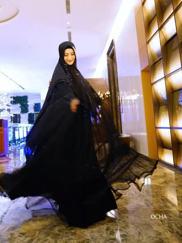 Pesona Inneke Koesherawati, Tak Lagi Muda Namun Wajahnya Tetap Meneduhkan