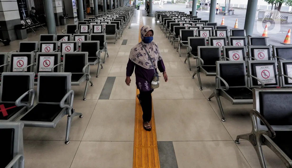 Seorang wanita berjalan di Stasiun Pasar Senen, Jumat (24/4/2020). Terkait larangan mudik Lebaran 2020, Stasiun Pasar Senen untuk sementara tidak melayani keberangkatan kereta jarak jauh dari tanggal 24 sampai 30 April 2020 mendatang. (Liputan6.com/Johan Tallo)