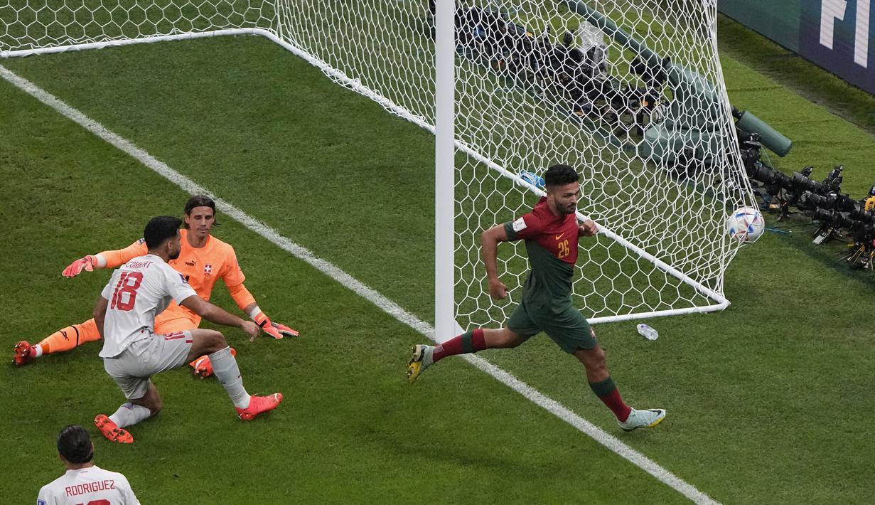 <p>Ramos kembali mencatatkan namanya di papan skor pada menit ke-51. Pemain Benfica itu sukses mengkonversi umpan dari&nbsp;Diogo Dalot&nbsp;menjadi gol ketiga Portugal. (AP/Ariel Schalit)</p>