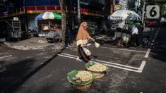 Warga beraktivitas di tengah Pemberlakuan pembatasan kegiatan masyarakat (PPKM) Level 4 di Jakarta, Minggu (1/8/2021). Menurut Gubernur DKI Jakarta Anies Baswedan menyebut kasus aktif Covid-19 turun di Jakarta. (Liputan6.com/Johan Tallo)